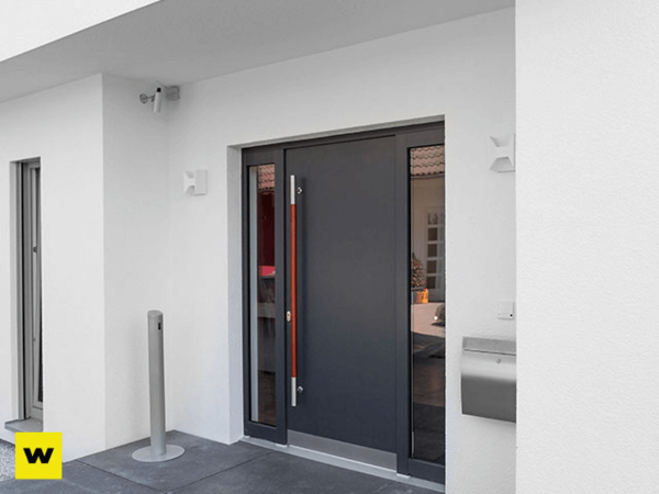 Moderne Haustür aus Aluminium mit Seitenteil, Briefkasten und Überwachungskamera.